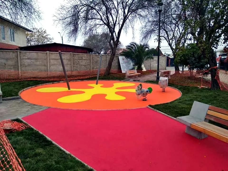 Colorido parque infantil instalado en Talca, centro-sur de Chile
