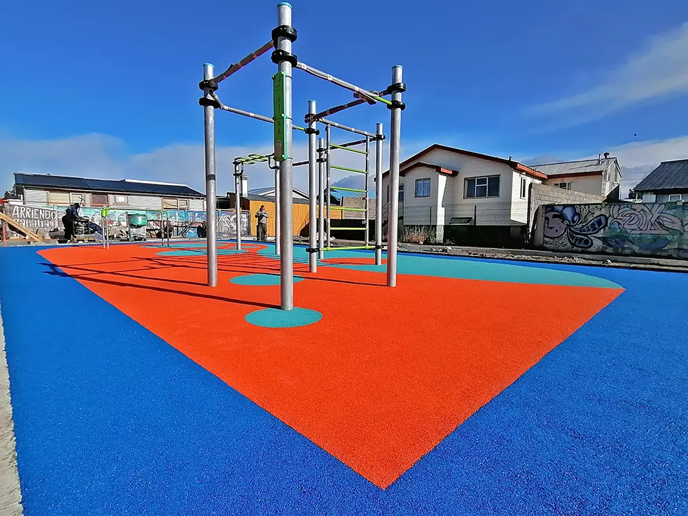 Nuevo y colorido parque infantil y gimnasio al aire libre inaugurados en Chile
