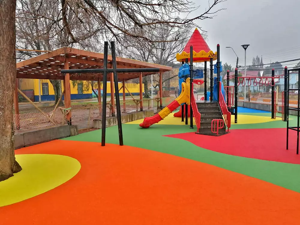 Nuevo y colorido parque infantil inaugurado en el sur de Chile